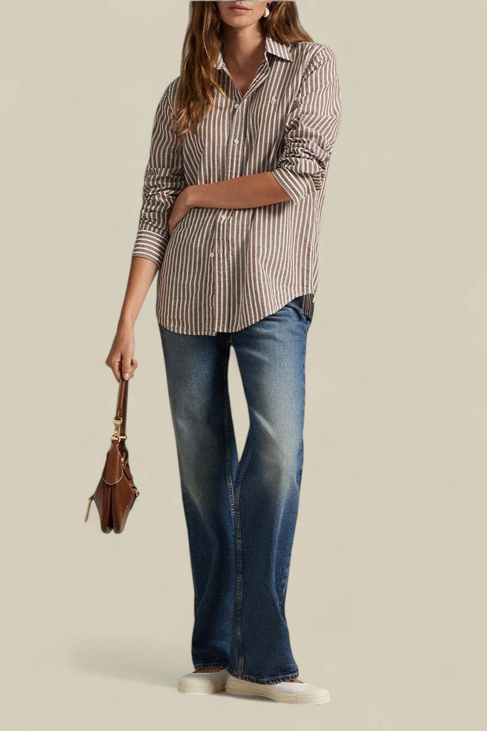 תמונת כל הלוק של חולצת כפתורים